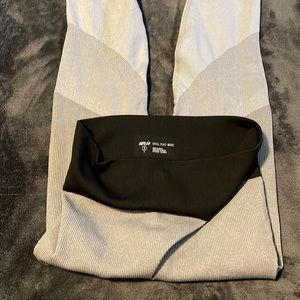 AERIE Leggings ~ new withou tags ~ black & grey ~ sz small